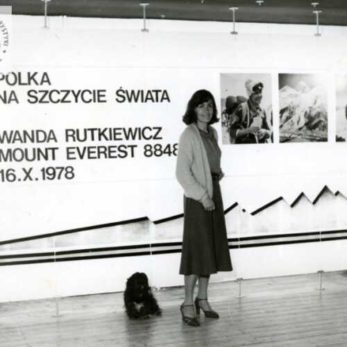 Otwarcie wystawy czasowej "Polka na szczycie świata"w MSiT w Karpaczu, 1979 r.
Wanda Rutkiewicz z pieskiem "Yeti" przywiezionym z Nepalu  - na tle planszy tytułowej. *** Local Caption *** Wystawa przygatowana przez Muzum SiT w Warszawie.
Patrz też: neg.19851/1-4 /Rutkiewicz z  gośćmi przed Muzeum/,19.852/1-3 /fragmnenty wystawy/